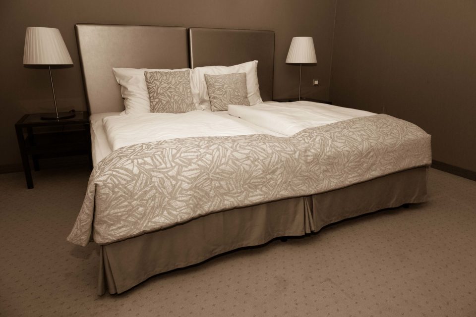 Wygodne i eleganckie łóżko dwuosobowe
