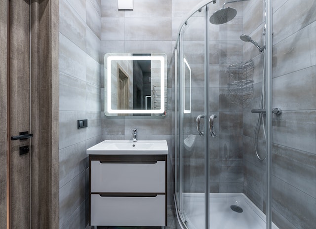 Drzwi prysznicowe: rodzaje, materiały i wskazówki dotyczące wyboru